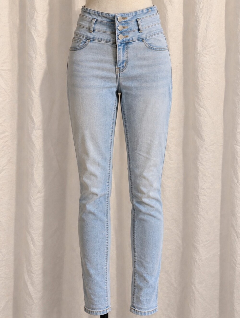 Refuge Light Wash High Rise 3-Button Skinny Jeans Size 6
